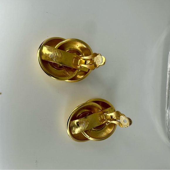 2” Vintage Chunky Interlocking Gold-Tone Clip Earrings - Picture 4 of 7